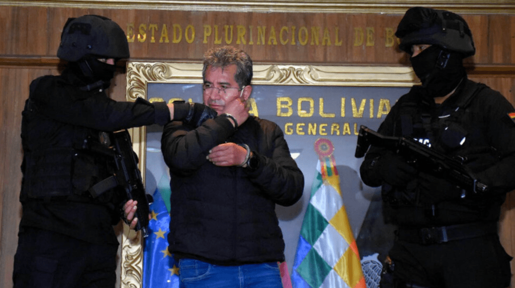 Dávila extraditado a EEUU; la polémica divide al&nbsp;país