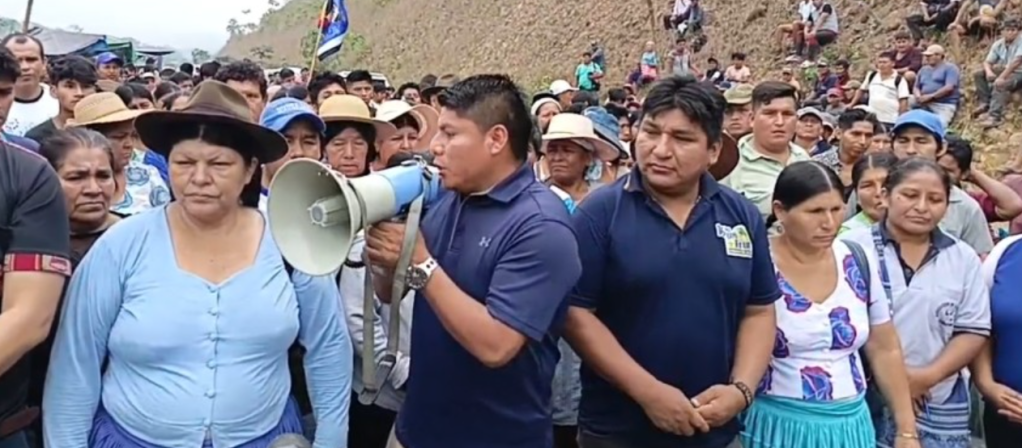 Seguidores de Evo Morales refuerzan su seguridad y se muestran con palos y escudos para repeler a la&nbsp;Policía