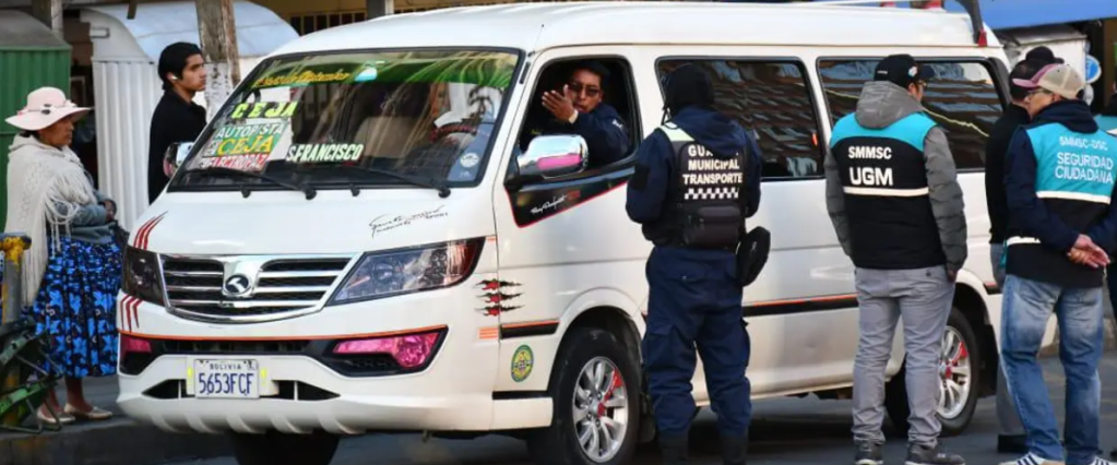Violento intento de choferes por subir los pasajes lleva a la Alcaldía de La Paz a convocar al diálogo  