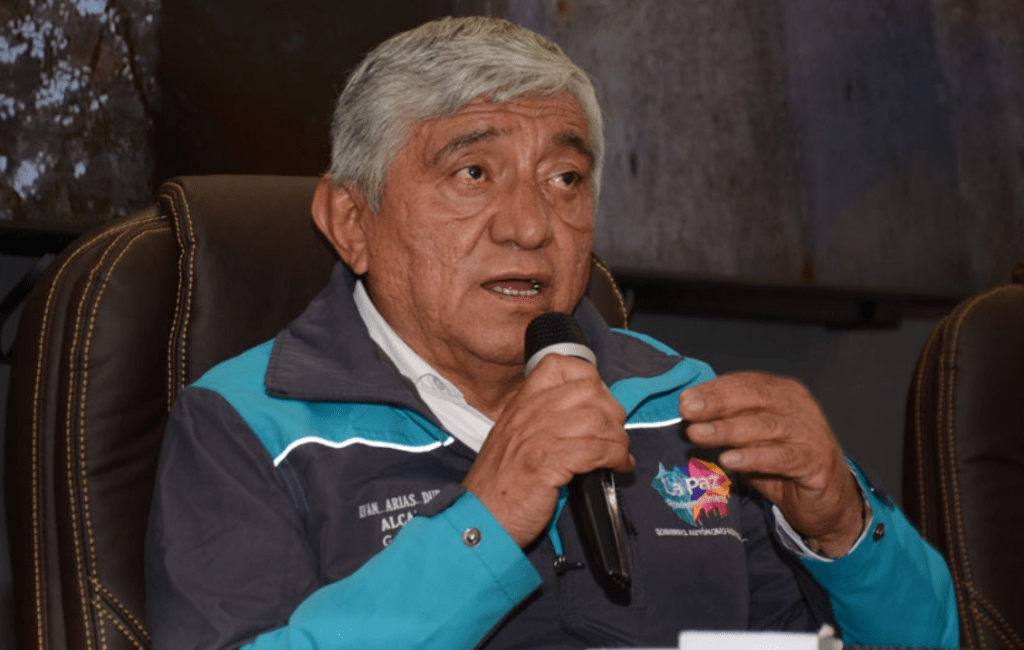 Dirigentes cívicos y vecinales declaran “enemigo de La Paz” al alcalde Iván Arias por alza de tarifas  