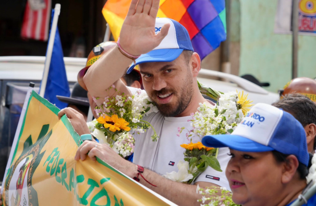 Evistas irrumpen a pedradas en proclamación de Eduardo Del Castillo en&nbsp;Caranavi